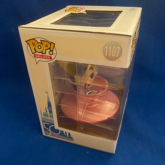 Funko Pop! Deluxe Disney 50th Queen of Hearts - Picture 4 of 5